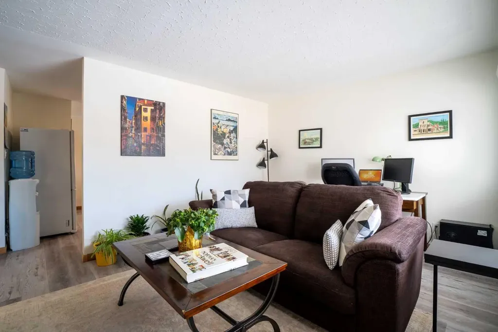 84 Waterloo Drive SW Calgary AB T3C3G1
