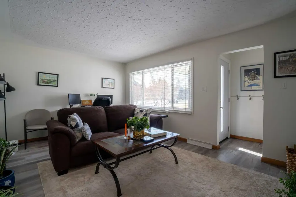 84 Waterloo Drive SW Calgary AB T3C3G1