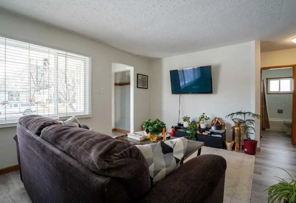 84 Waterloo Drive SW Calgary AB T3C3G1