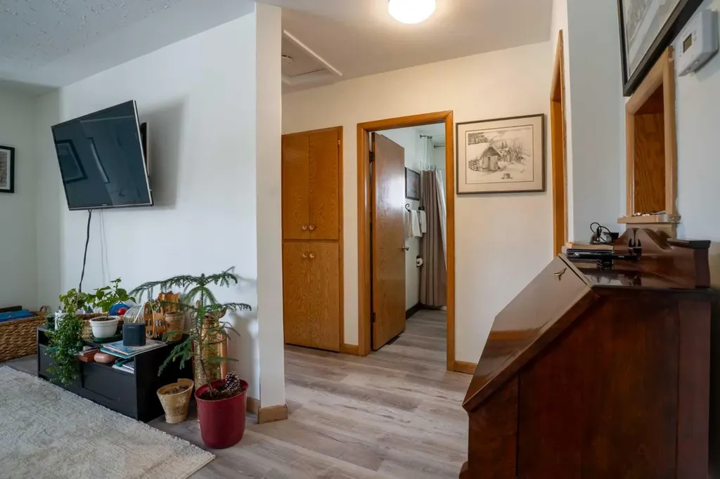 84 Waterloo Drive SW Calgary AB T3C3G1