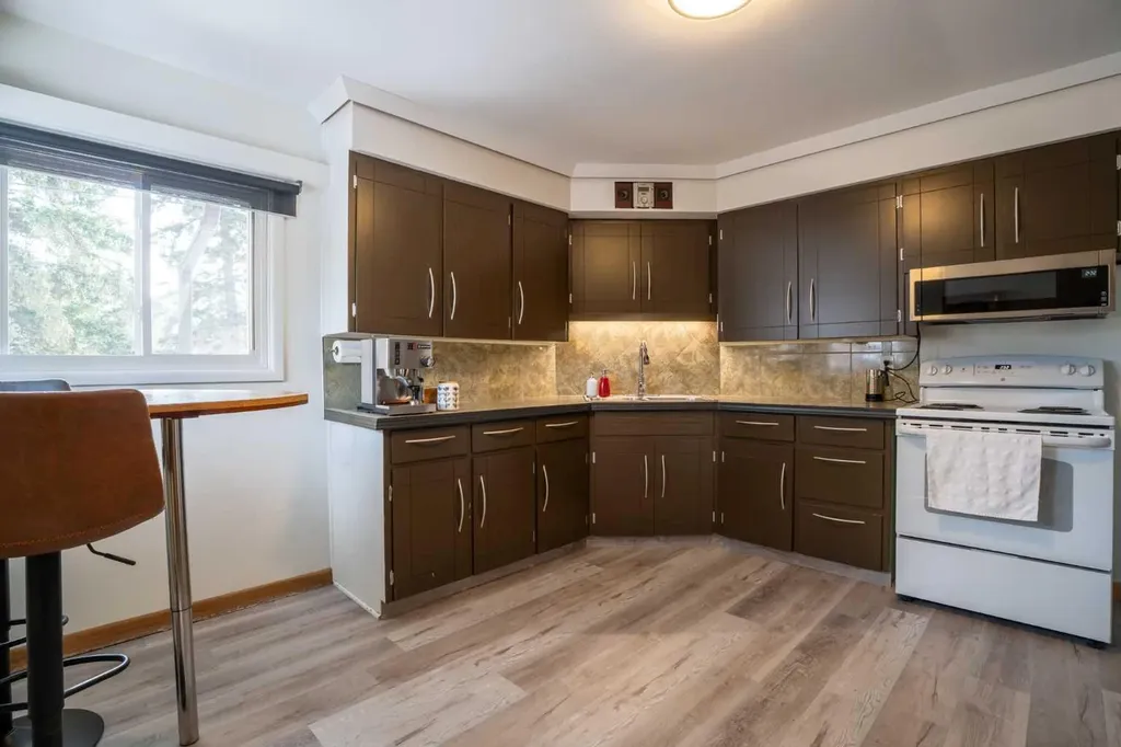 84 Waterloo Drive SW Calgary AB T3C3G1