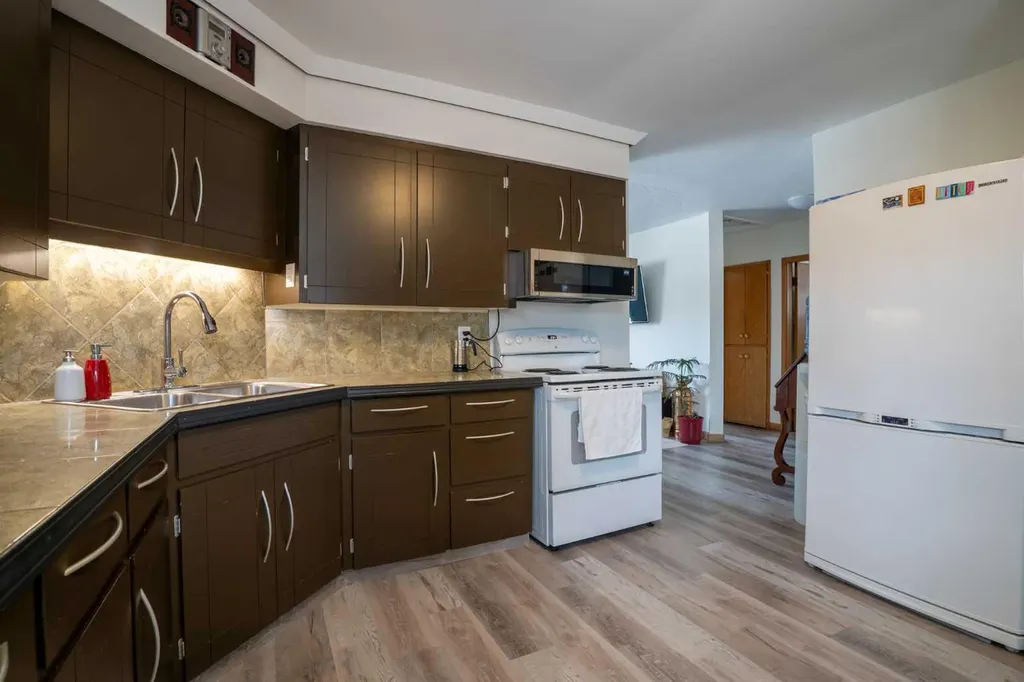 84 Waterloo Drive SW Calgary AB T3C3G1