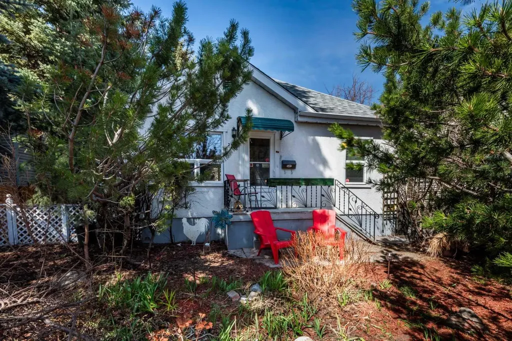 2318 Bowness Road NW Calgary AB T2N 3L5