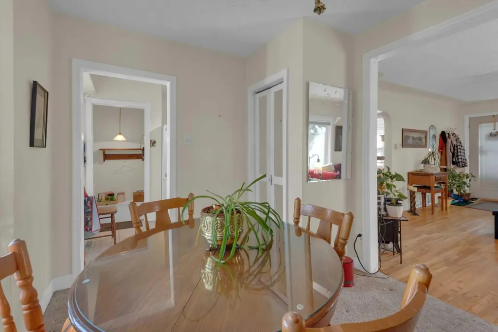 2318 Bowness Road NW Calgary AB T2N 3L5