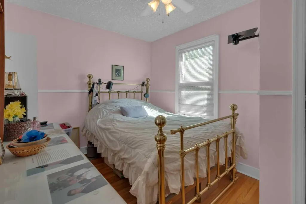 2318 Bowness Road NW Calgary AB T2N 3L5