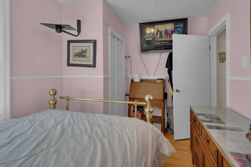 2318 Bowness Road NW Calgary AB T2N 3L5