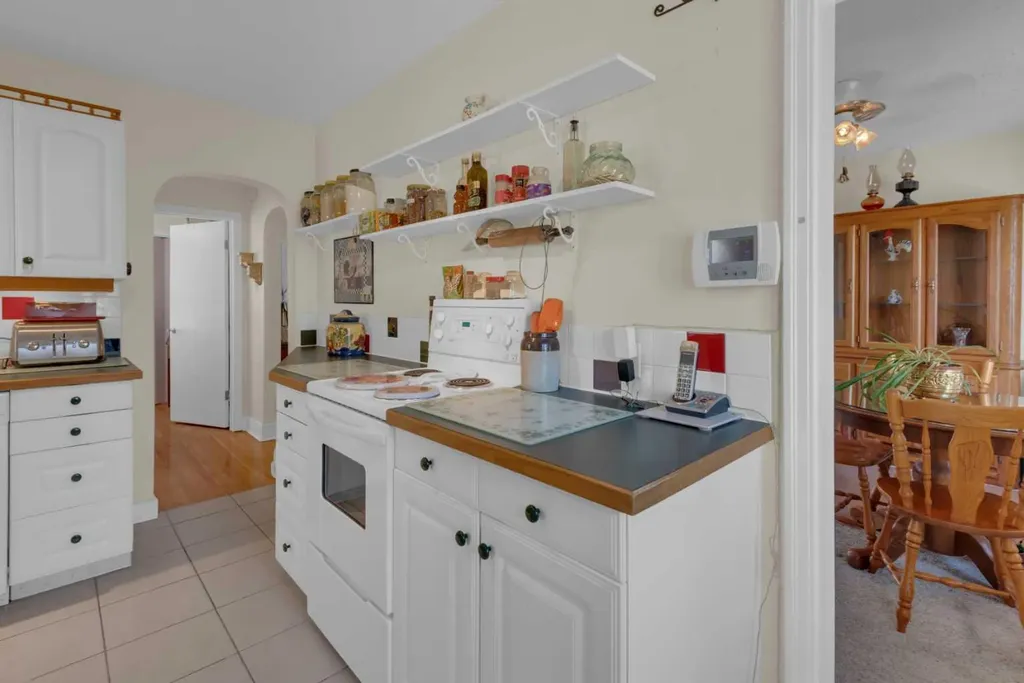 2318 Bowness Road NW Calgary AB T2N 3L5
