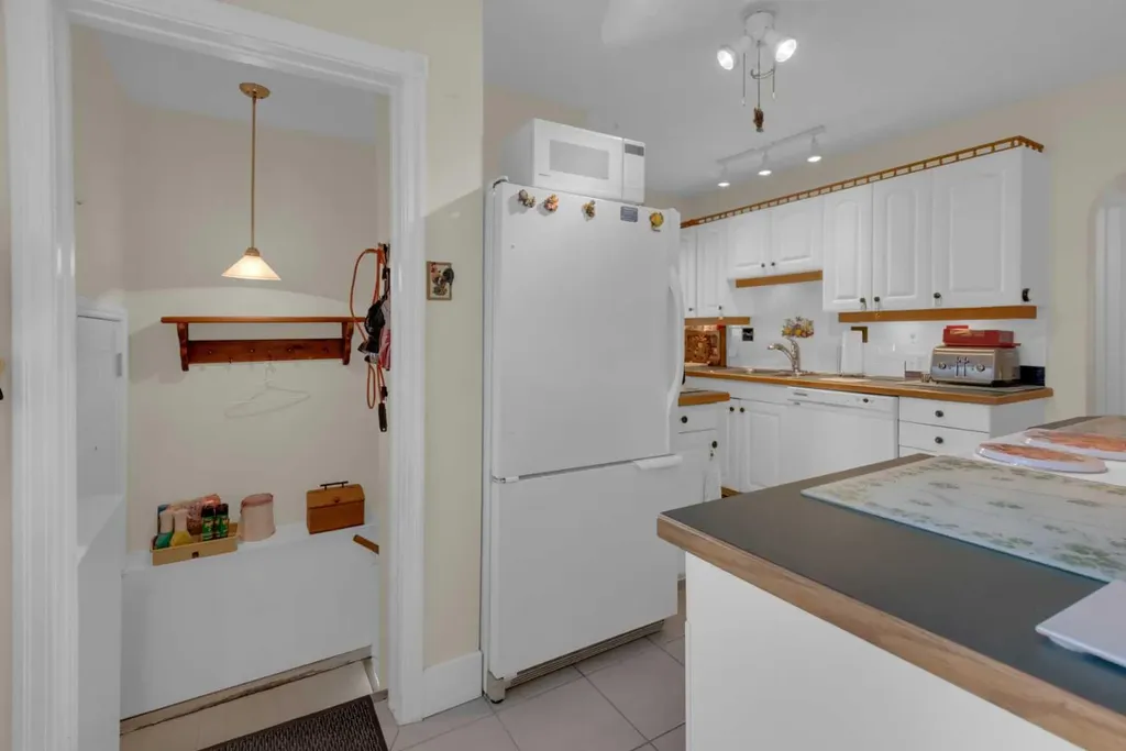 2318 Bowness Road NW Calgary AB T2N 3L5