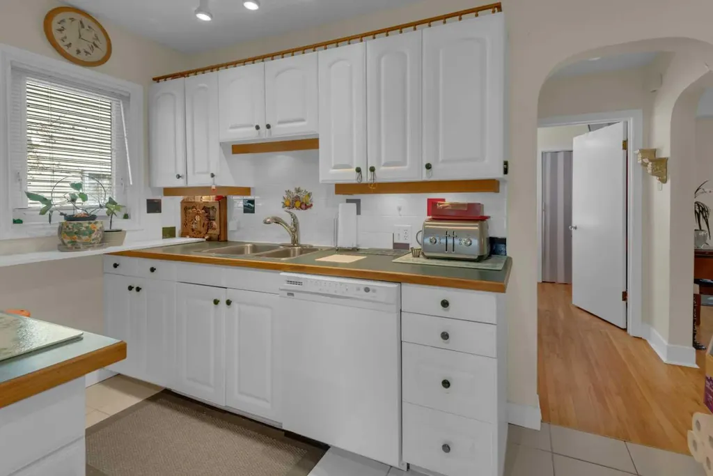 2318 Bowness Road NW Calgary AB T2N 3L5