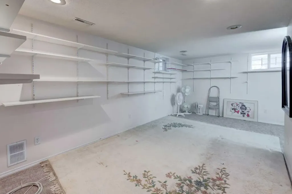 2318 Bowness Road NW Calgary AB T2N 3L5
