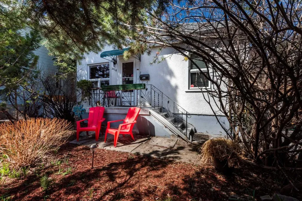 2318 Bowness Road NW Calgary AB T2N 3L5