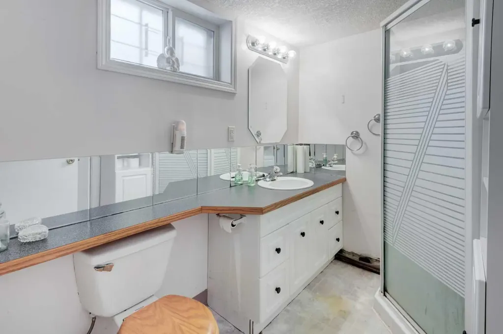 2318 Bowness Road NW Calgary AB T2N 3L5