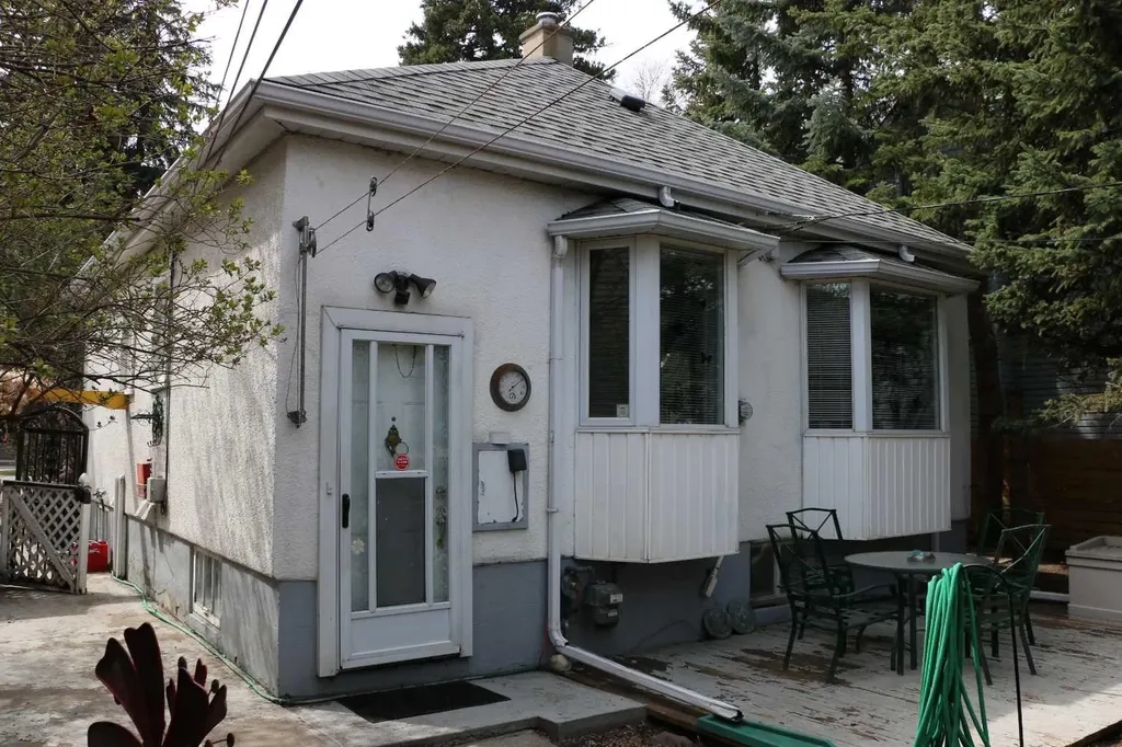 2318 Bowness Road NW Calgary AB T2N 3L5