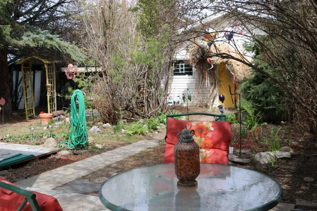 2318 Bowness Road NW Calgary AB T2N 3L5