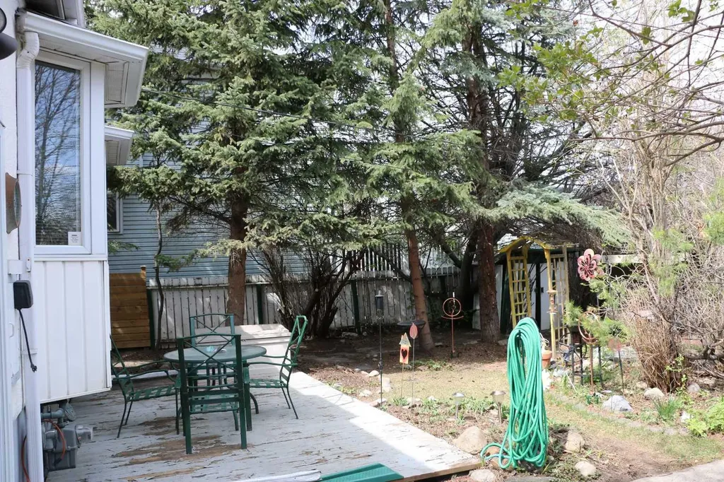 2318 Bowness Road NW Calgary AB T2N 3L5
