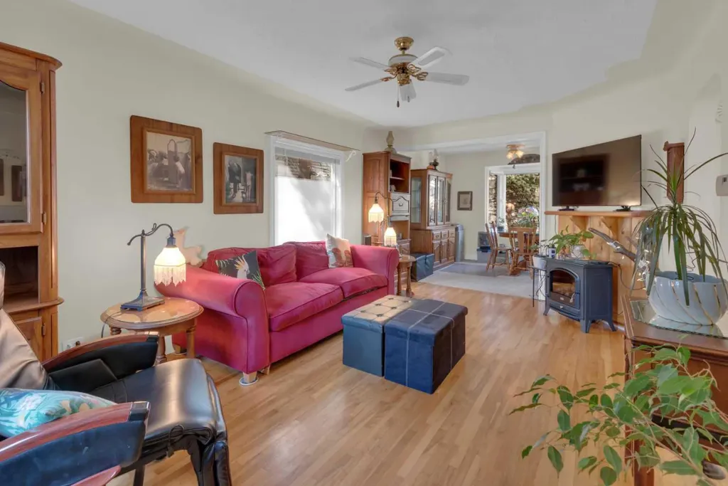 2318 Bowness Road NW Calgary AB T2N 3L5