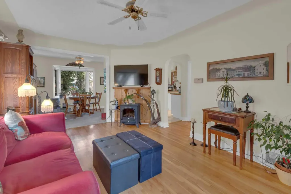 2318 Bowness Road NW Calgary AB T2N 3L5