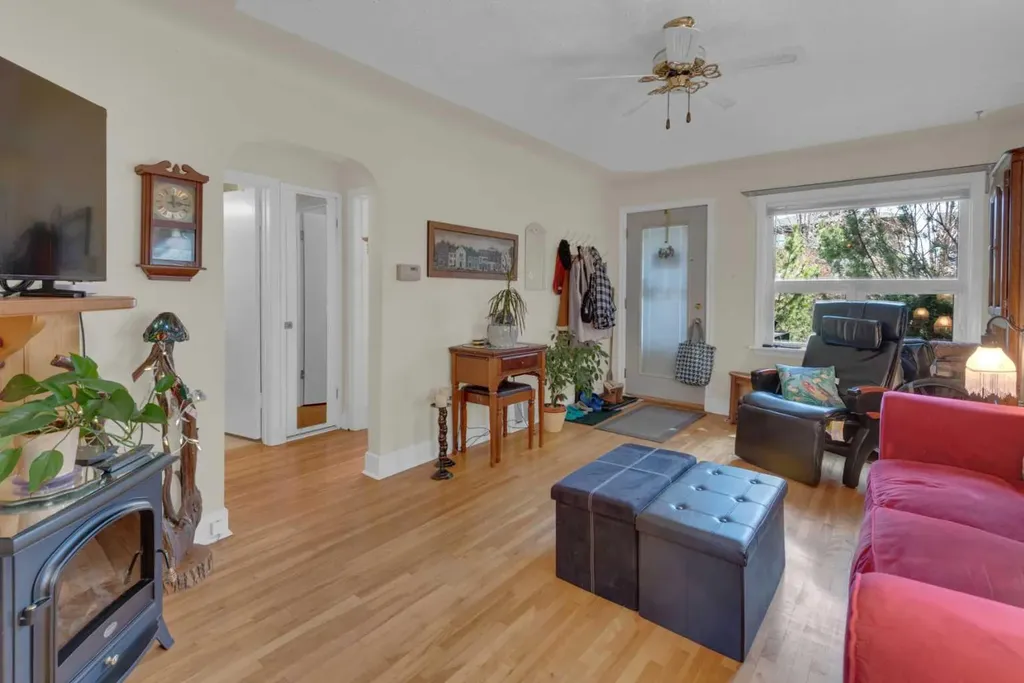 2318 Bowness Road NW Calgary AB T2N 3L5