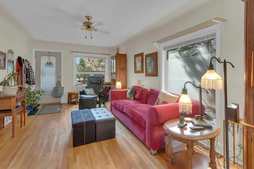 2318 Bowness Road NW Calgary AB T2N 3L5