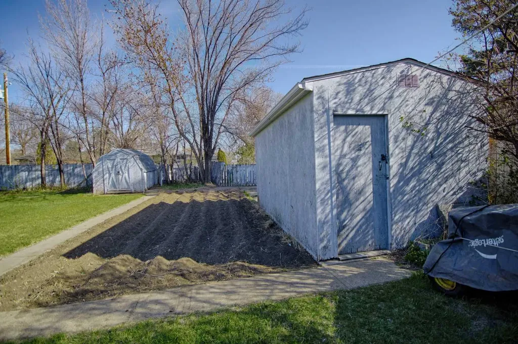 4925 53 Avenue Taber AB T1G 1H5