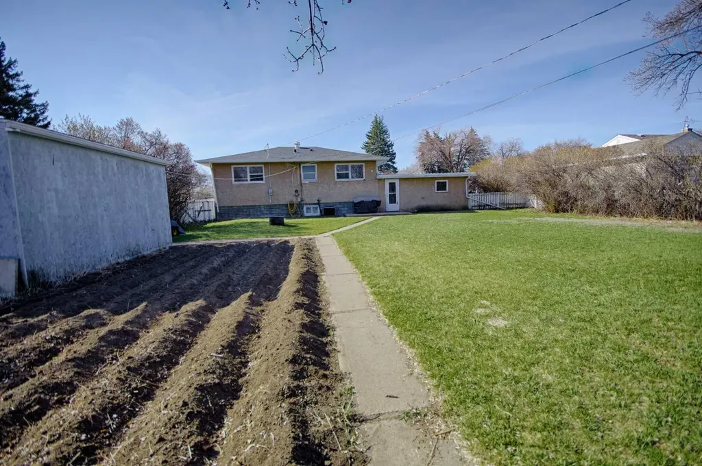 4925 53 Avenue Taber AB T1G 1H5
