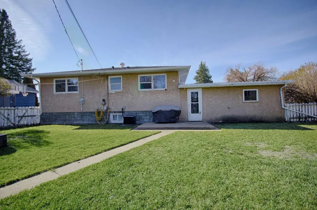 4925 53 Avenue Taber AB T1G 1H5