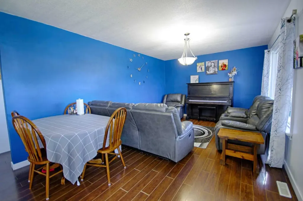 4925 53 Avenue Taber AB T1G 1H5
