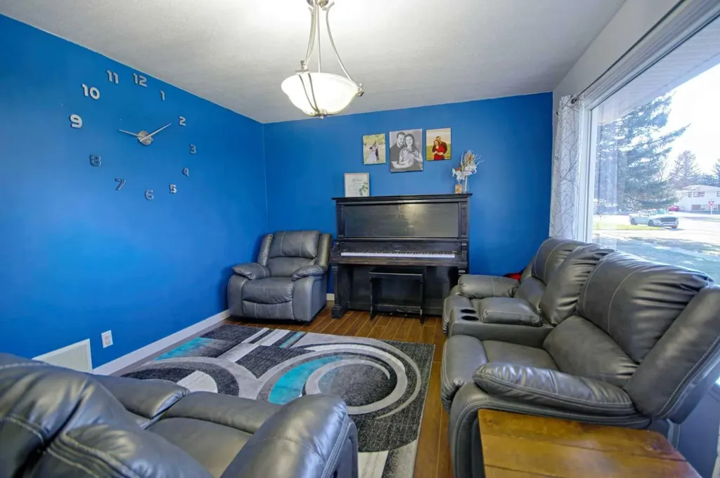 4925 53 Avenue Taber AB T1G 1H5