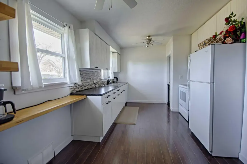 4925 53 Avenue Taber AB T1G 1H5