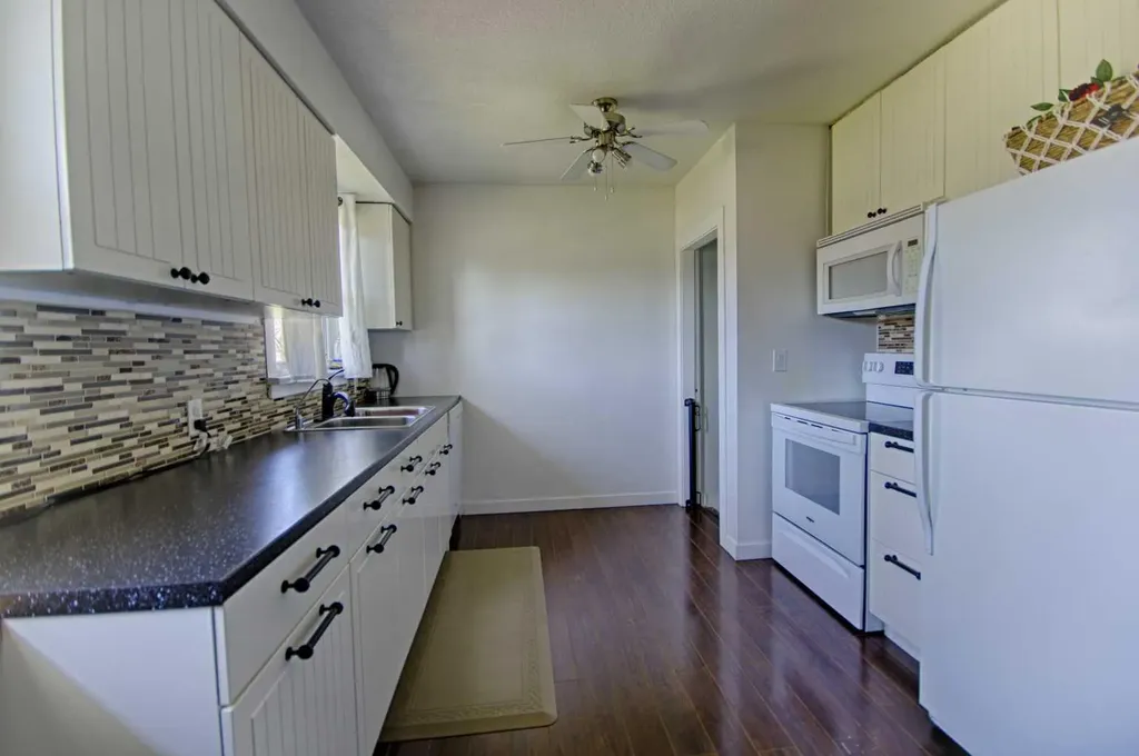 4925 53 Avenue Taber AB T1G 1H5