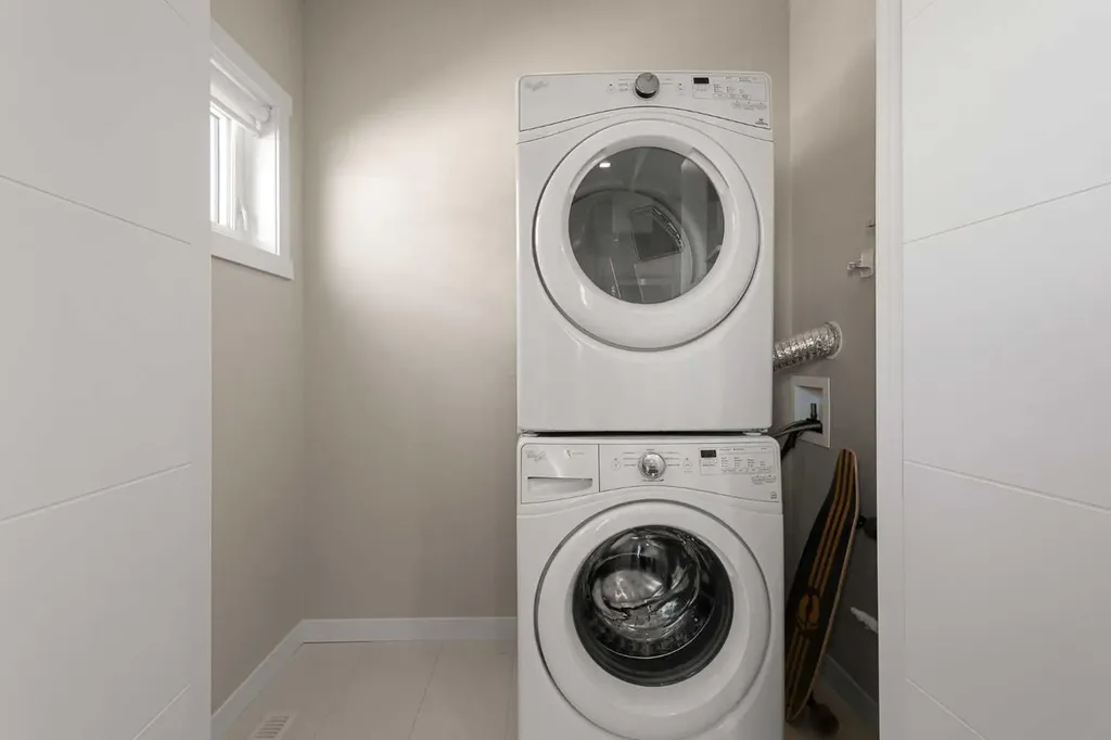 218 Sherwood NW Calgary AB T3R0Y2