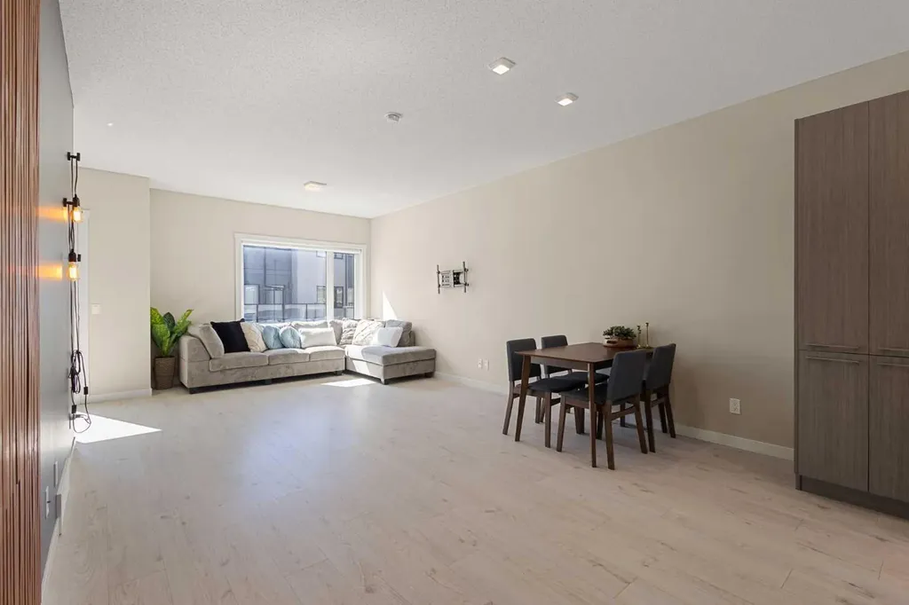 218 Sherwood NW Calgary AB T3R0Y2
