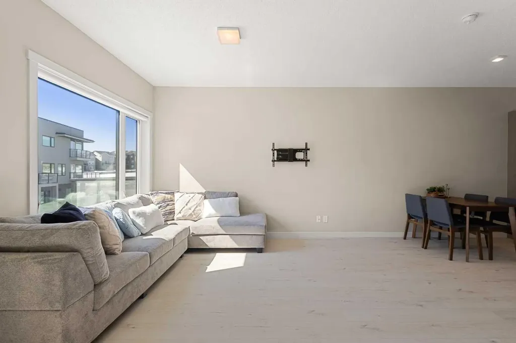 218 Sherwood NW Calgary AB T3R0Y2
