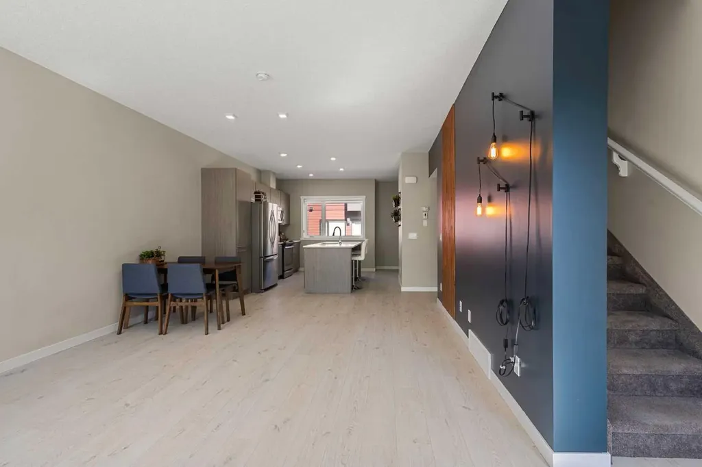 218 Sherwood NW Calgary AB T3R0Y2