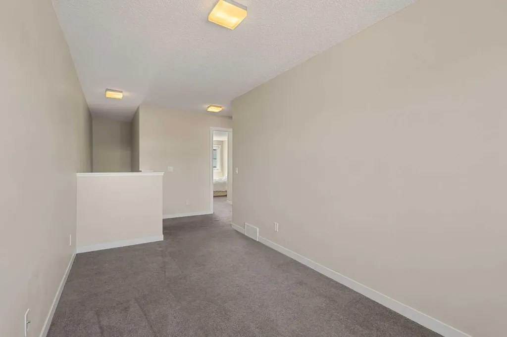 218 Sherwood NW Calgary AB T3R0Y2