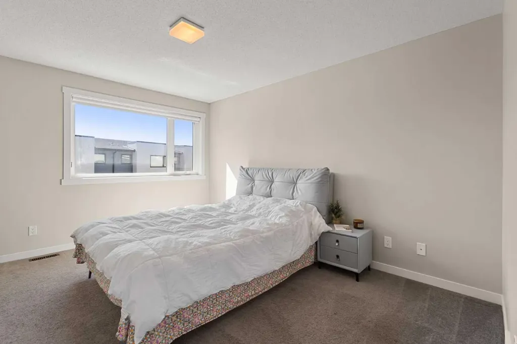 218 Sherwood NW Calgary AB T3R0Y2