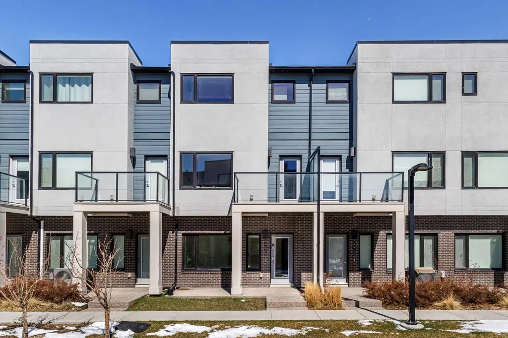 218 Sherwood NW Calgary AB T3R0Y2