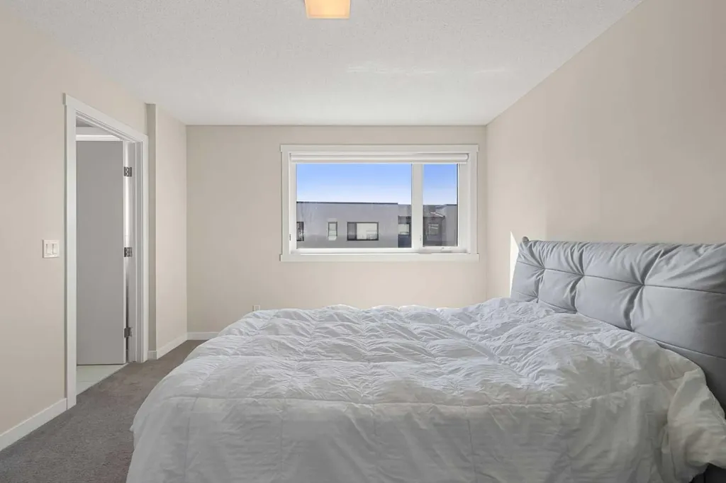 218 Sherwood NW Calgary AB T3R0Y2