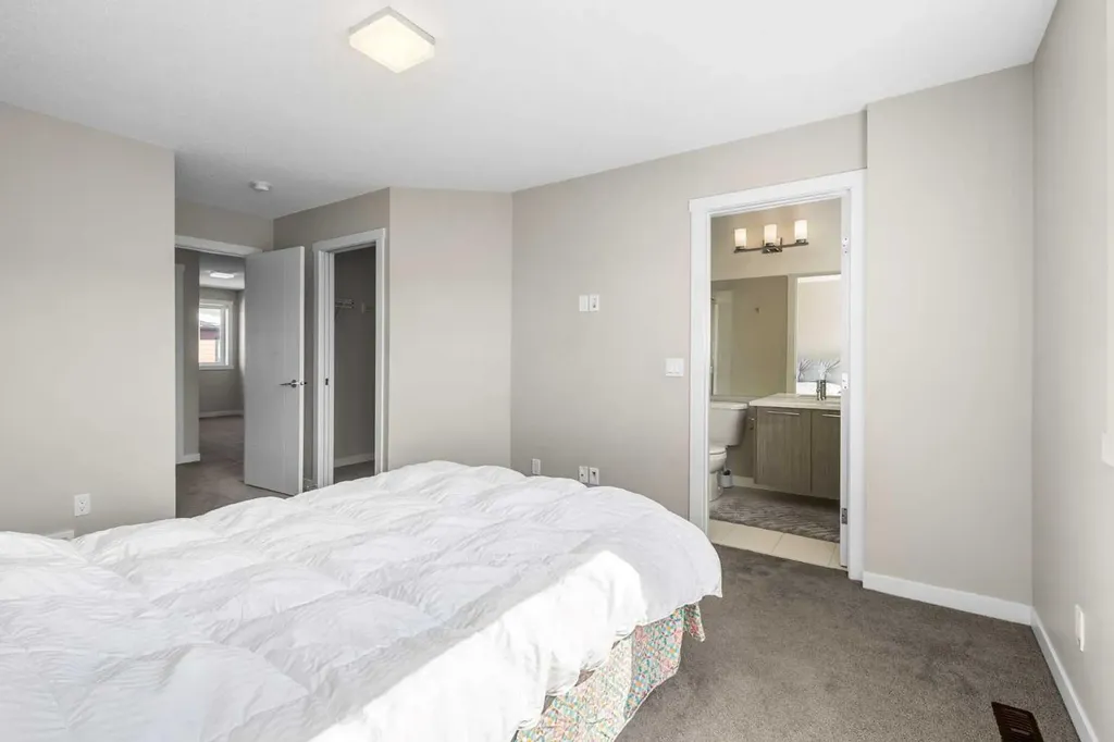218 Sherwood NW Calgary AB T3R0Y2