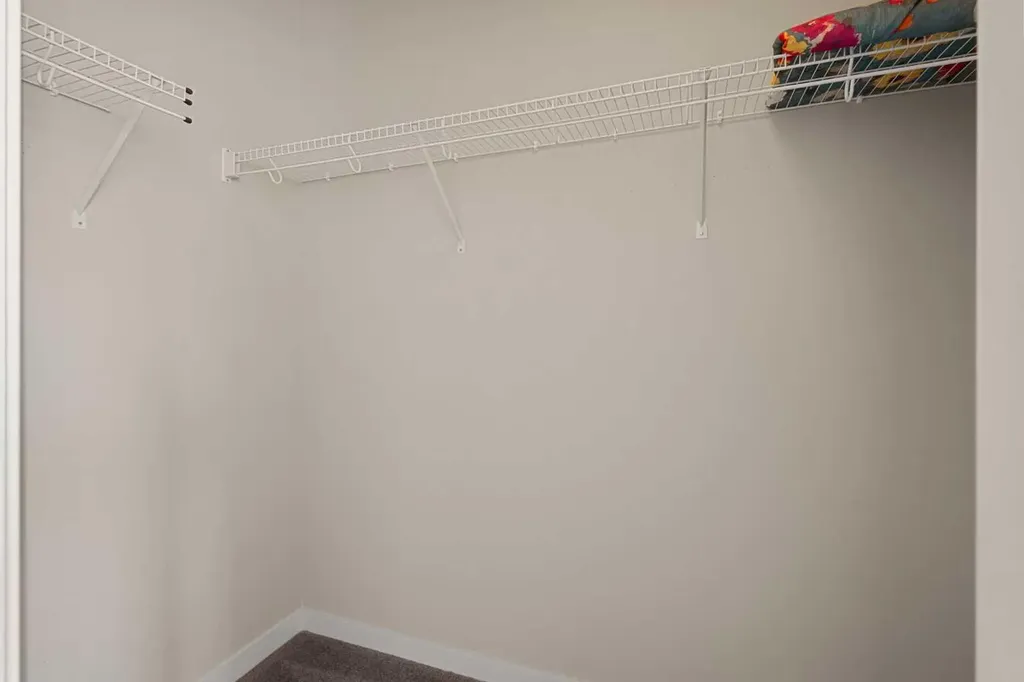 218 Sherwood NW Calgary AB T3R0Y2