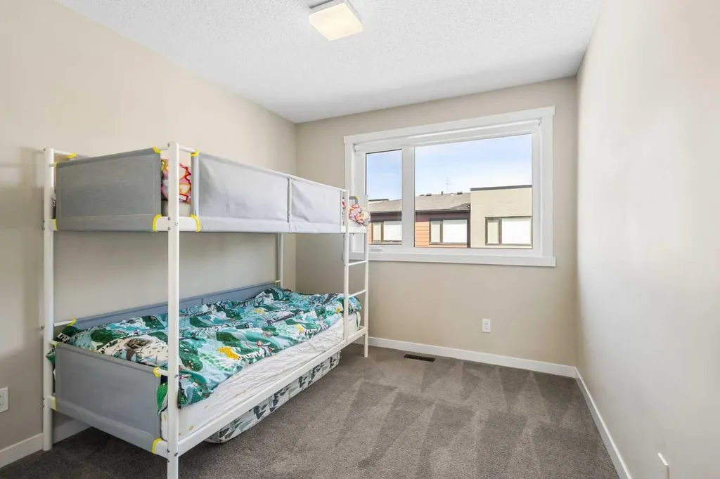 218 Sherwood NW Calgary AB T3R0Y2