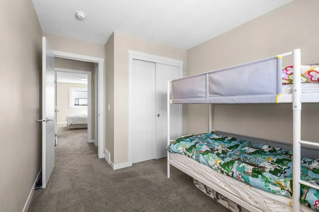 218 Sherwood NW Calgary AB T3R0Y2