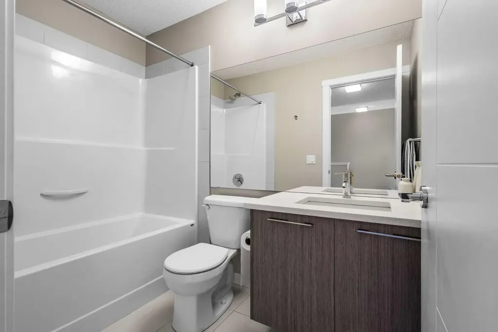 218 Sherwood NW Calgary AB T3R0Y2