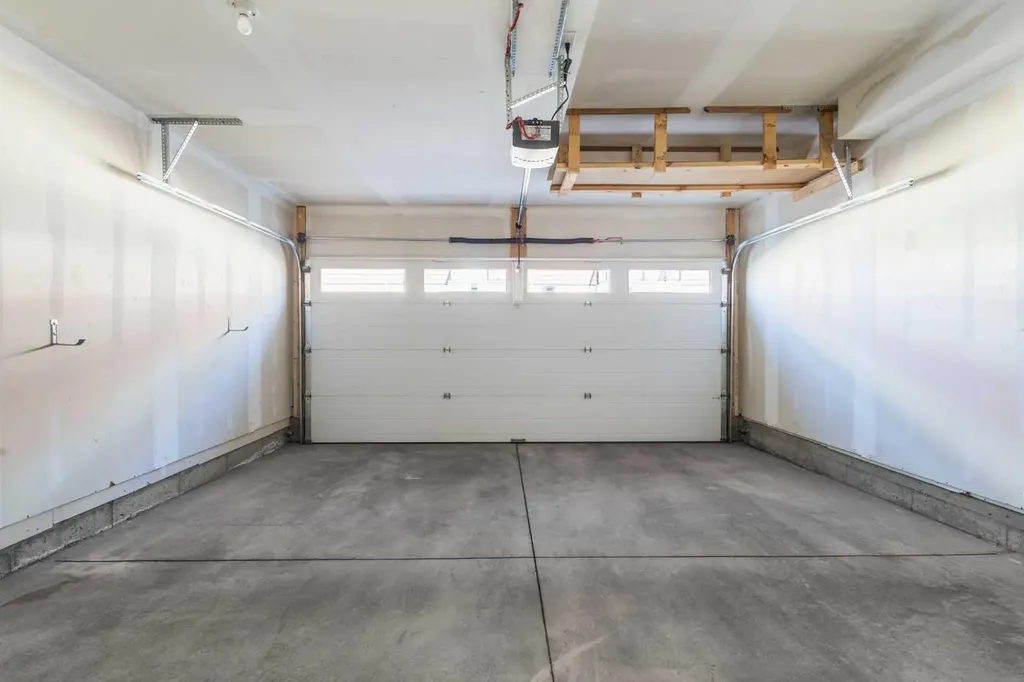 218 Sherwood NW Calgary AB T3R0Y2