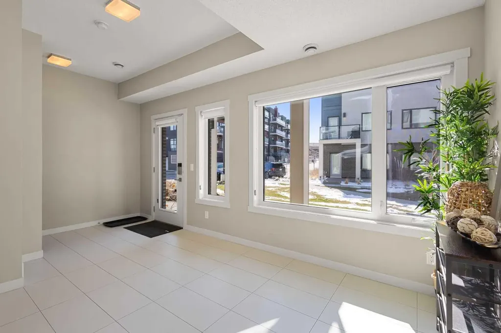218 Sherwood NW Calgary AB T3R0Y2