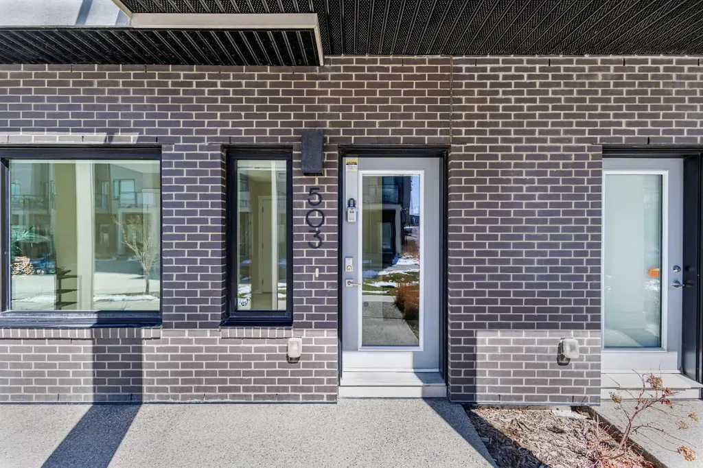 218 Sherwood NW Calgary AB T3R0Y2