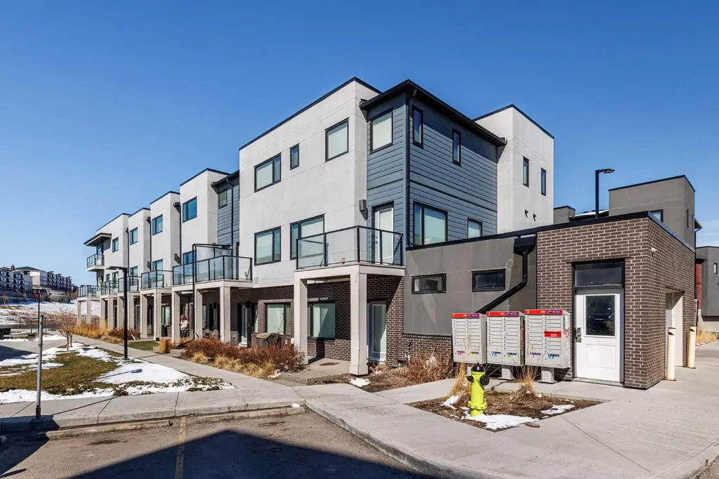 218 Sherwood NW Calgary AB T3R0Y2