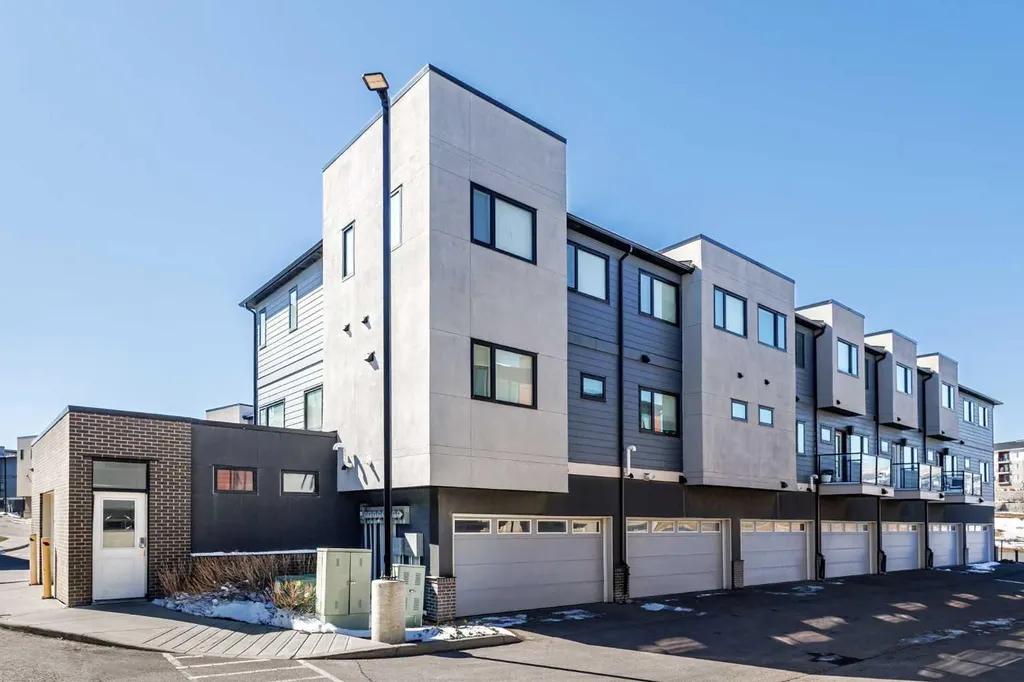 218 Sherwood NW Calgary AB T3R0Y2