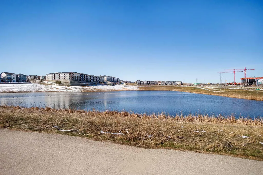 218 Sherwood NW Calgary AB T3R0Y2