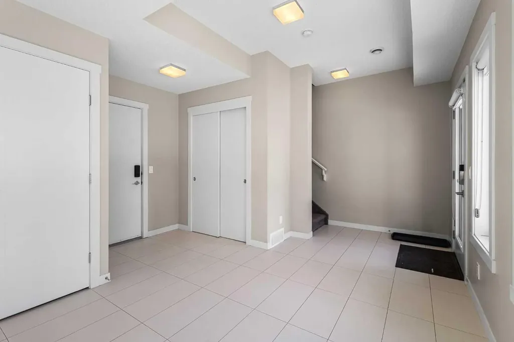 218 Sherwood NW Calgary AB T3R0Y2